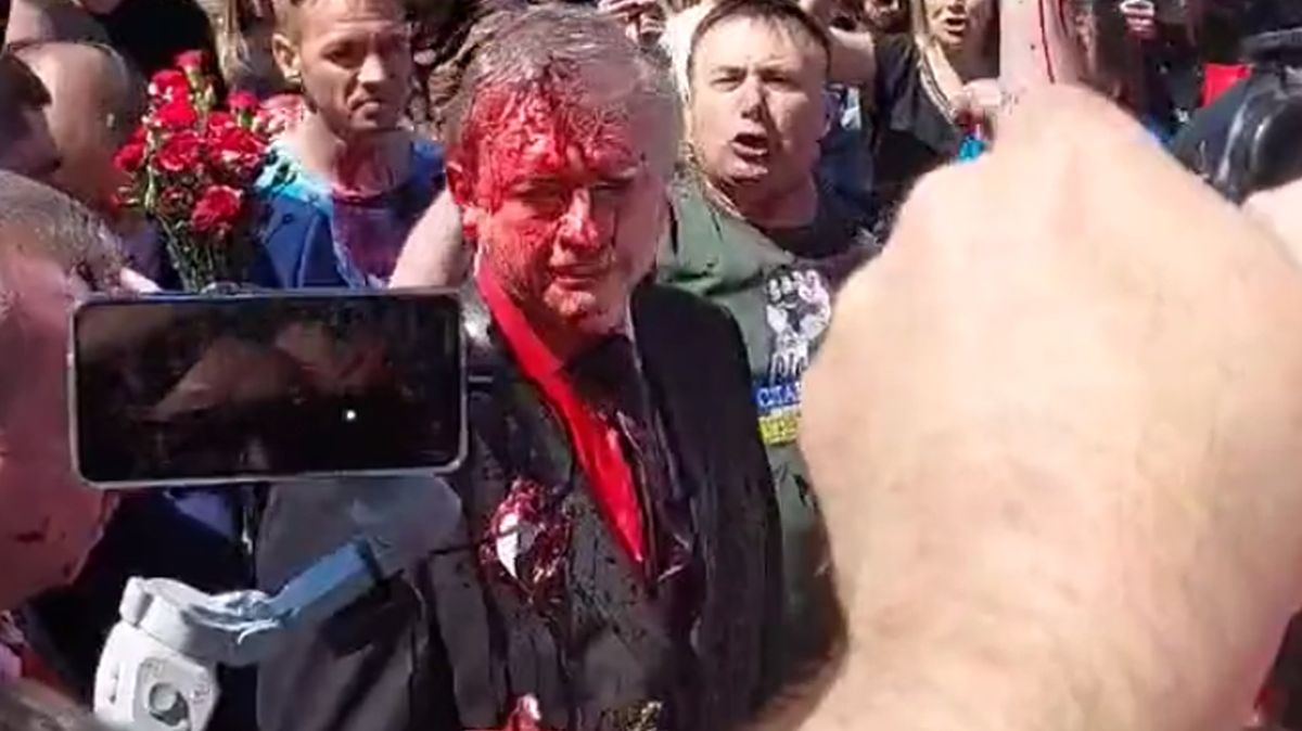 Ruského velvyslance v Polsku zlili rudou barvou